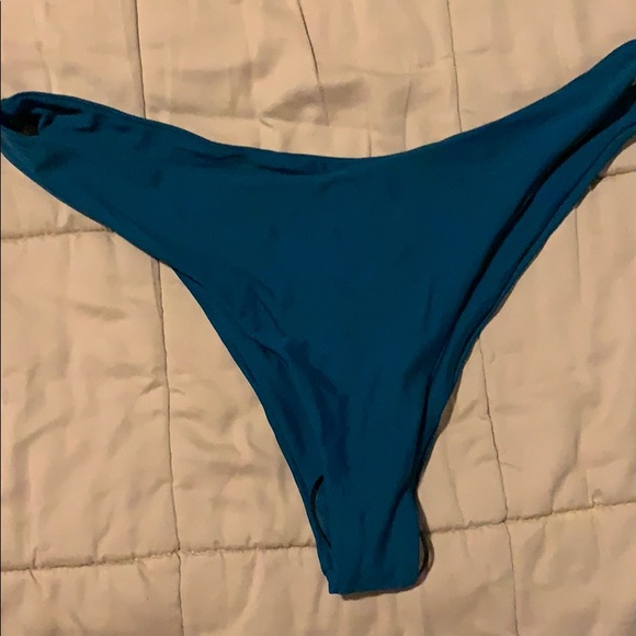 Bikini - Picture 3 of 5